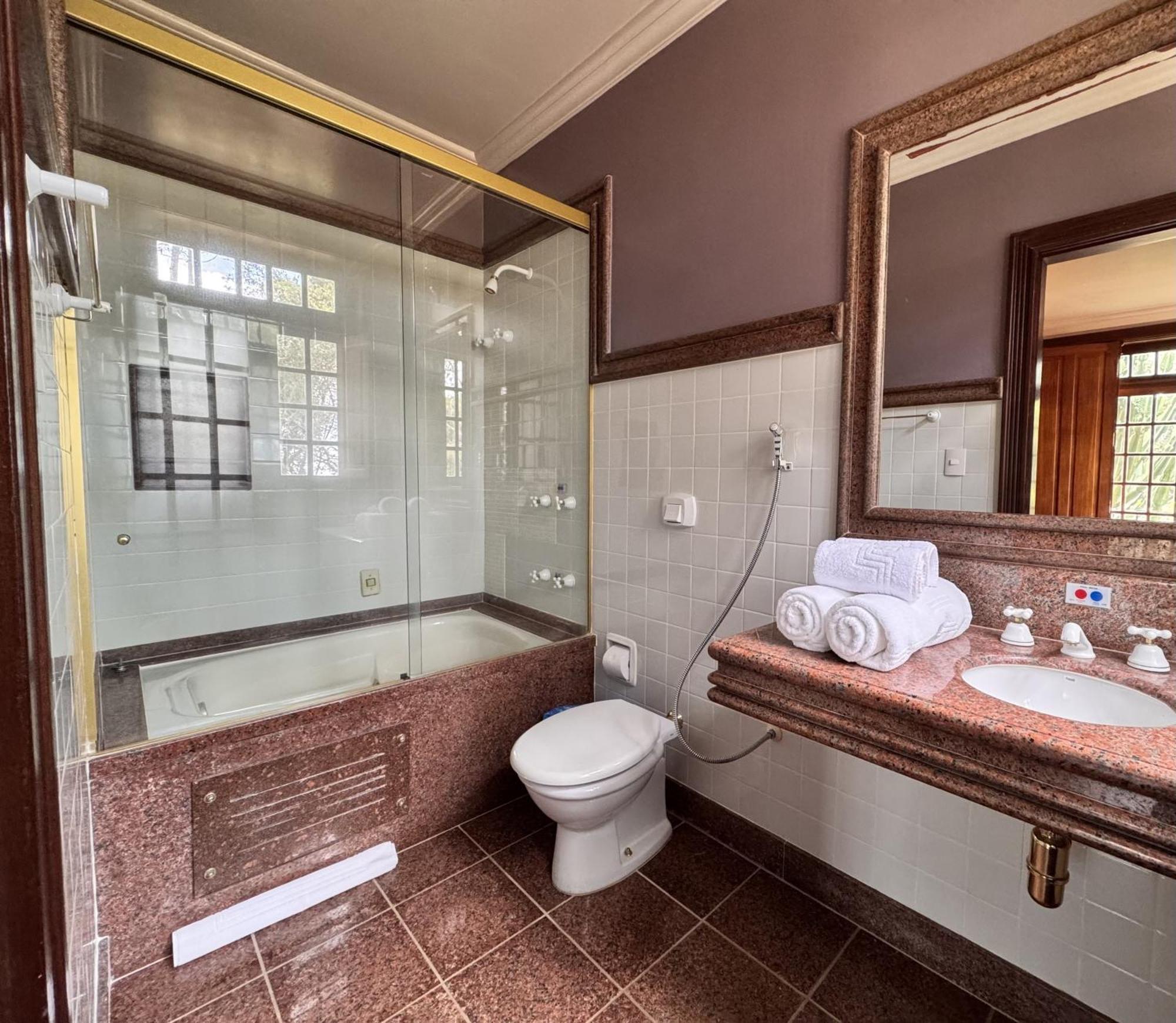 Aroso Paco Hotel Pedra Azul  Exteriér fotografie A bathroom in a hotel